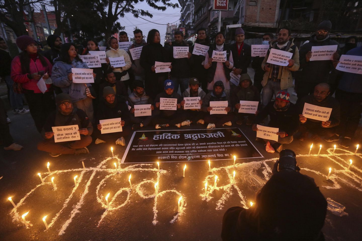 Aileler Nepal uçağı kurbanlarının yasını tutuyor; Fransa'ya gönderilen veri kutusu