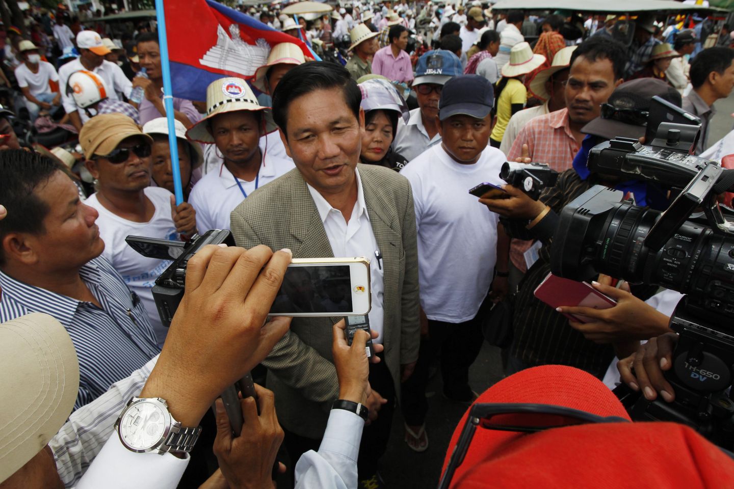 Kamboçyalı muhalif siyasetçi karşılıksız çekten tutuklandı