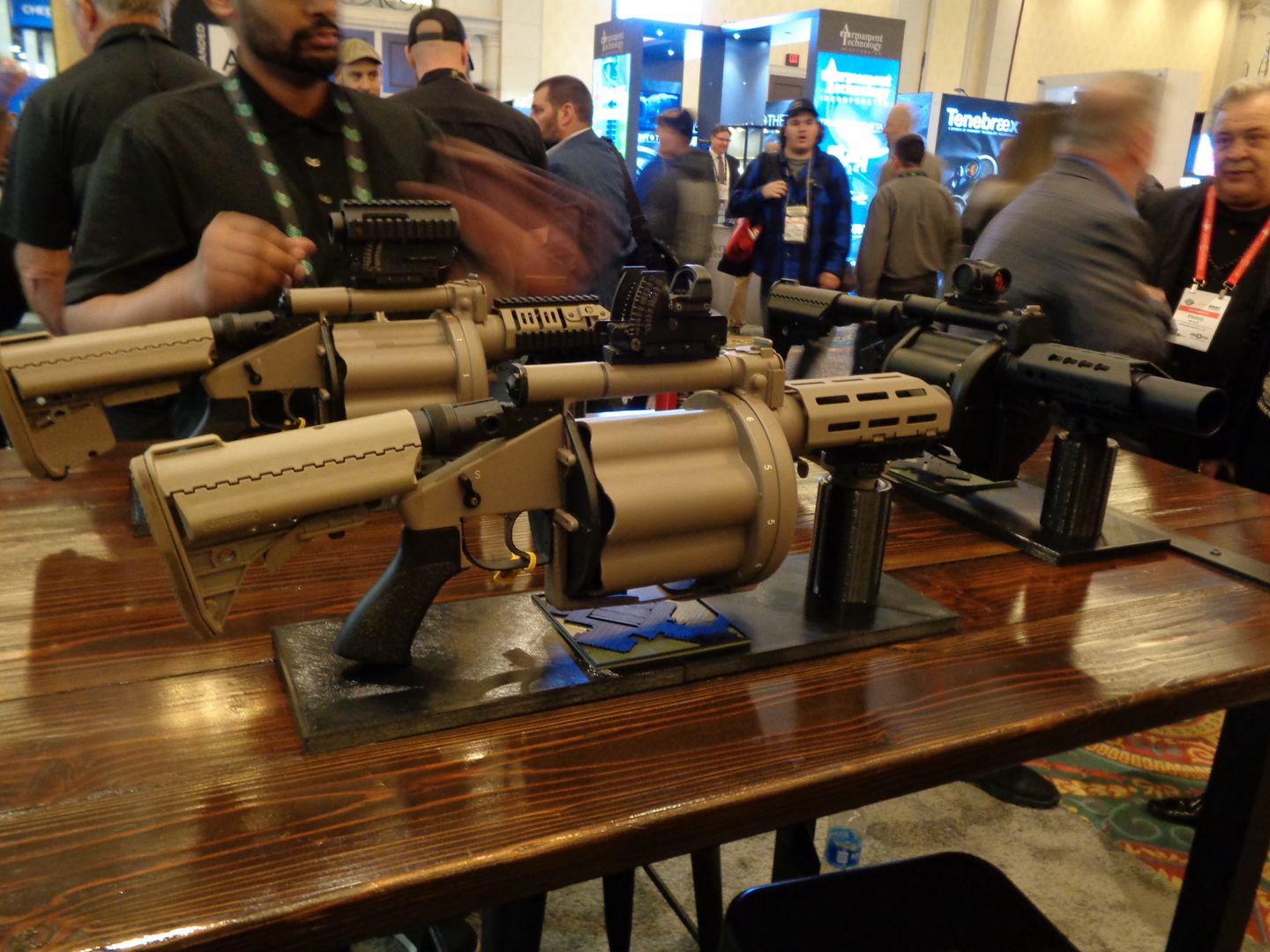 ABD'deki dev silah fuarında, yabancı müşteriler mini silahları ve drone zapper'ları kontrol ediyor