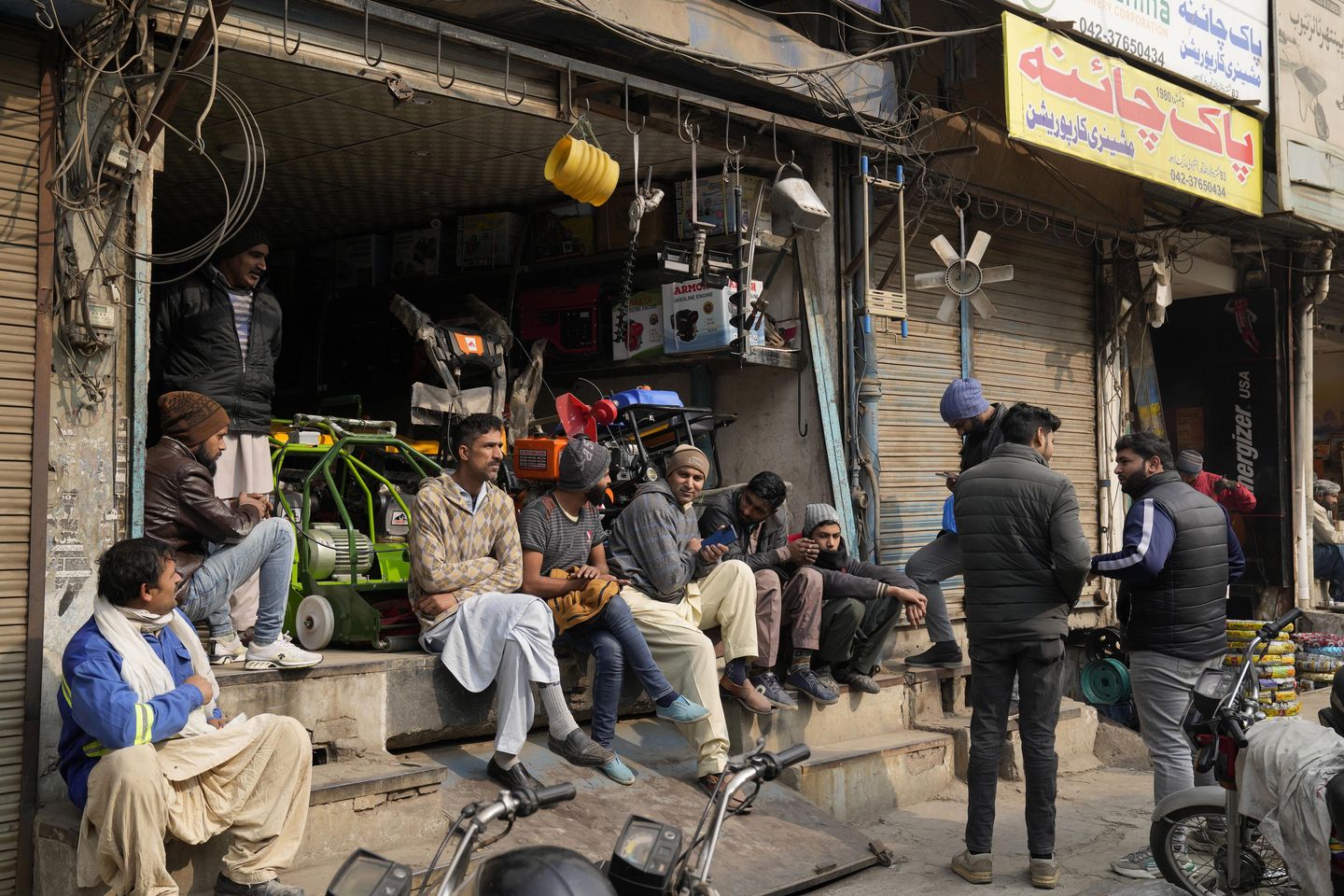 Enerji tasarrufu hareketi geri teptiği için Pakistan'da ışıklar söndü
