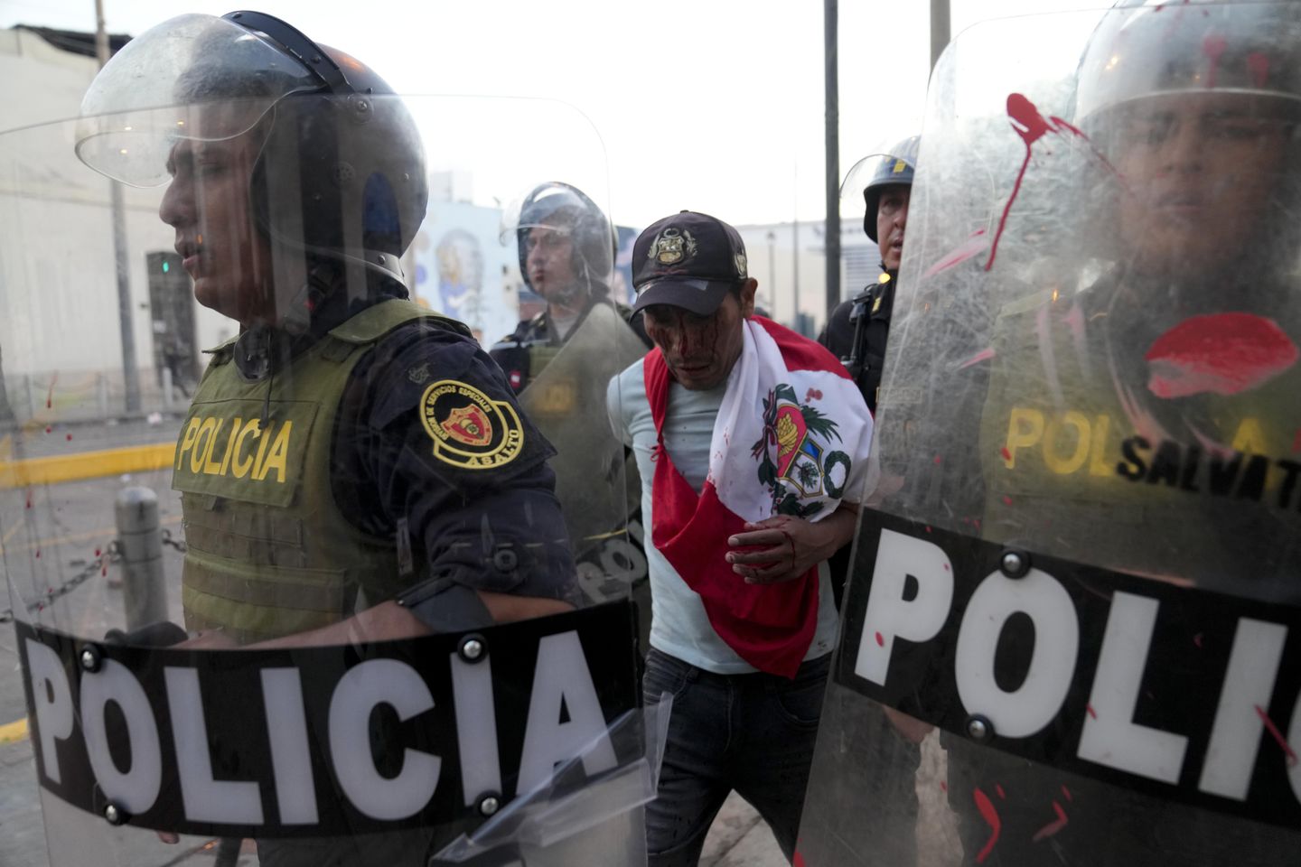 Peru'da cumhurbaşkanı ateşkes çağrısı yapınca protestoculara göz yaşartıcı gaz verildi