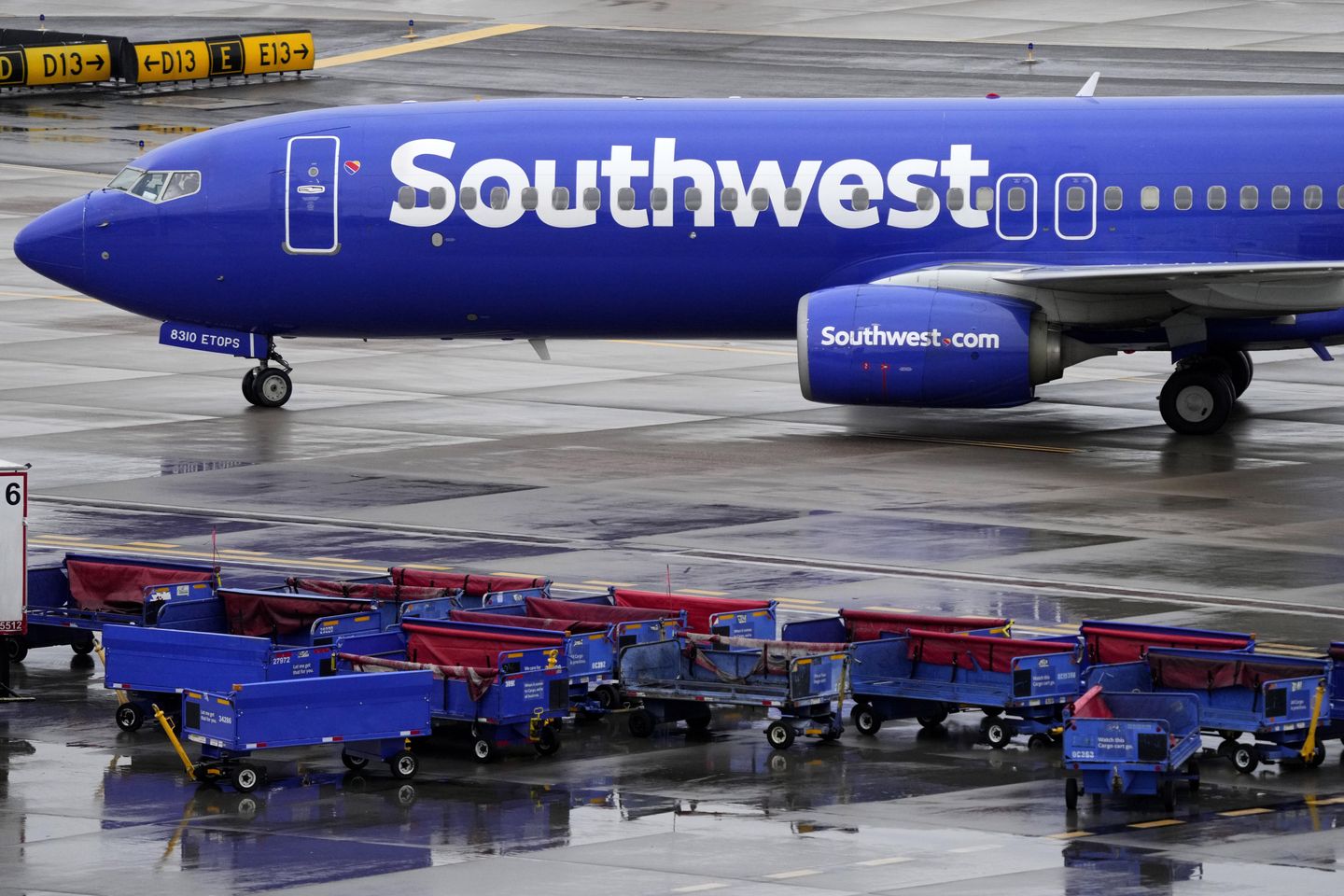 U.S. investigating Southwest's late-December flight cancellations
