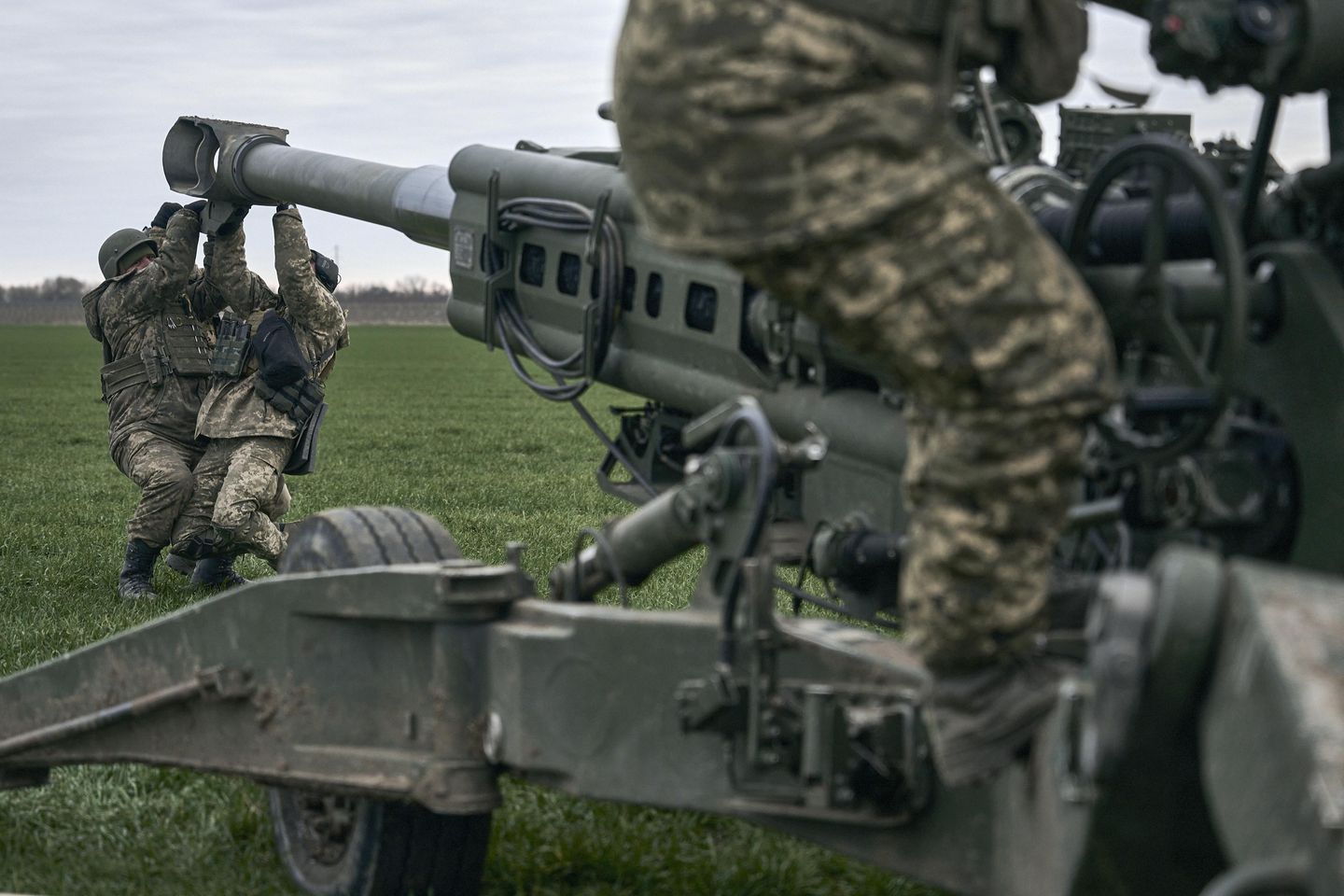 Bir obüs nasıl tamir edilir: ABD, Ukrayna birliklerine yardım hattı sunuyor