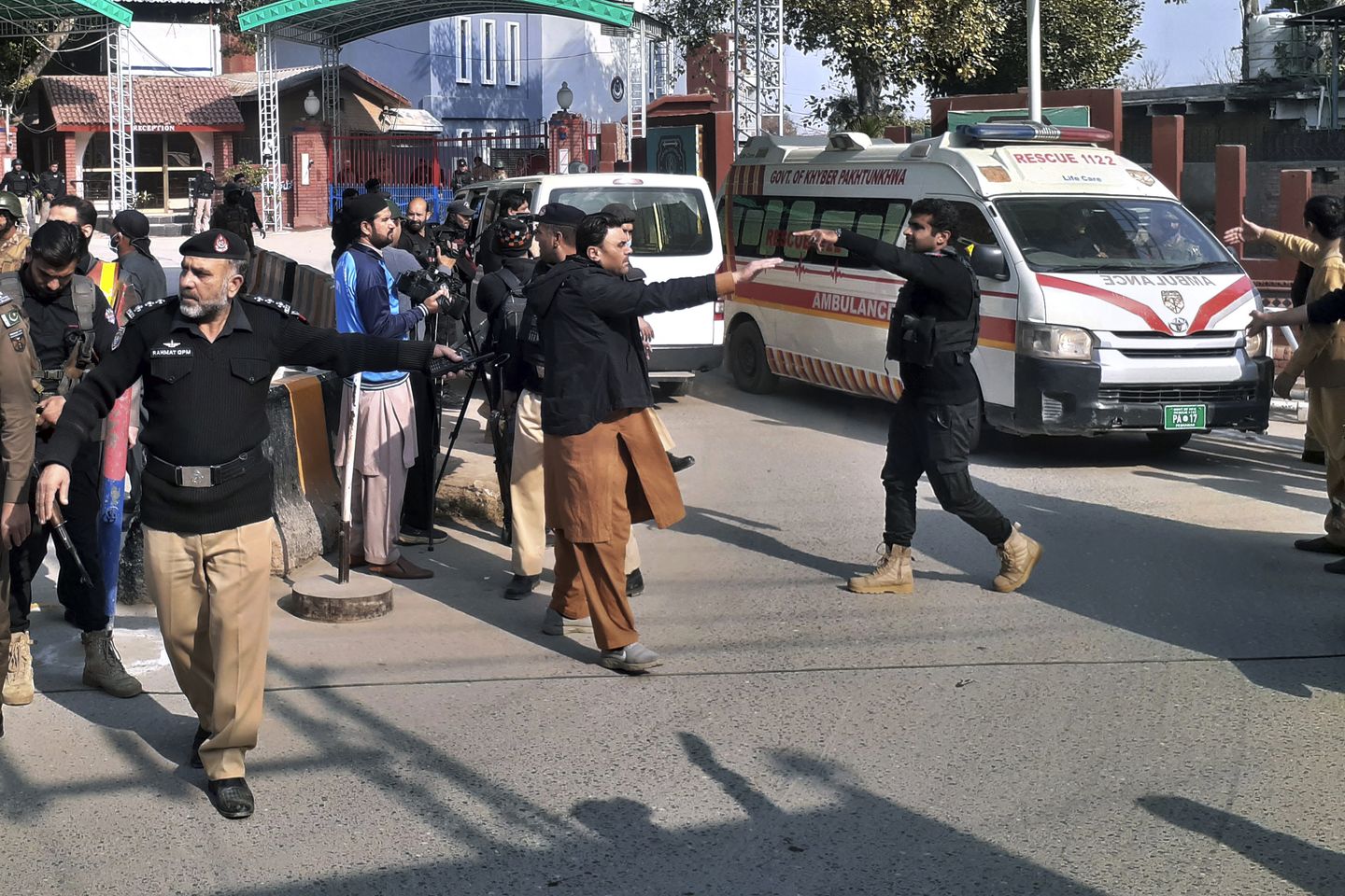Pembom bunuh diri membunuh 20, melukai 96 di masjid di NW Pakistan