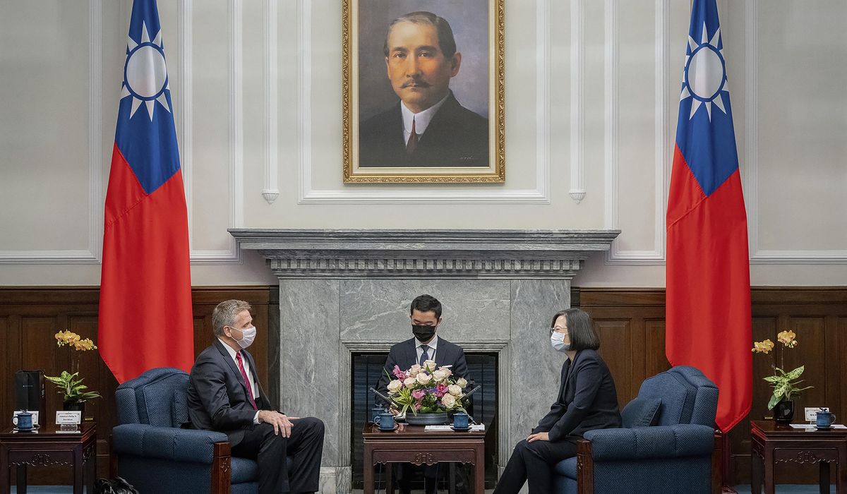 NextImg:Taiwan’s Tsai welcomes retired U.S. admiral for China talks