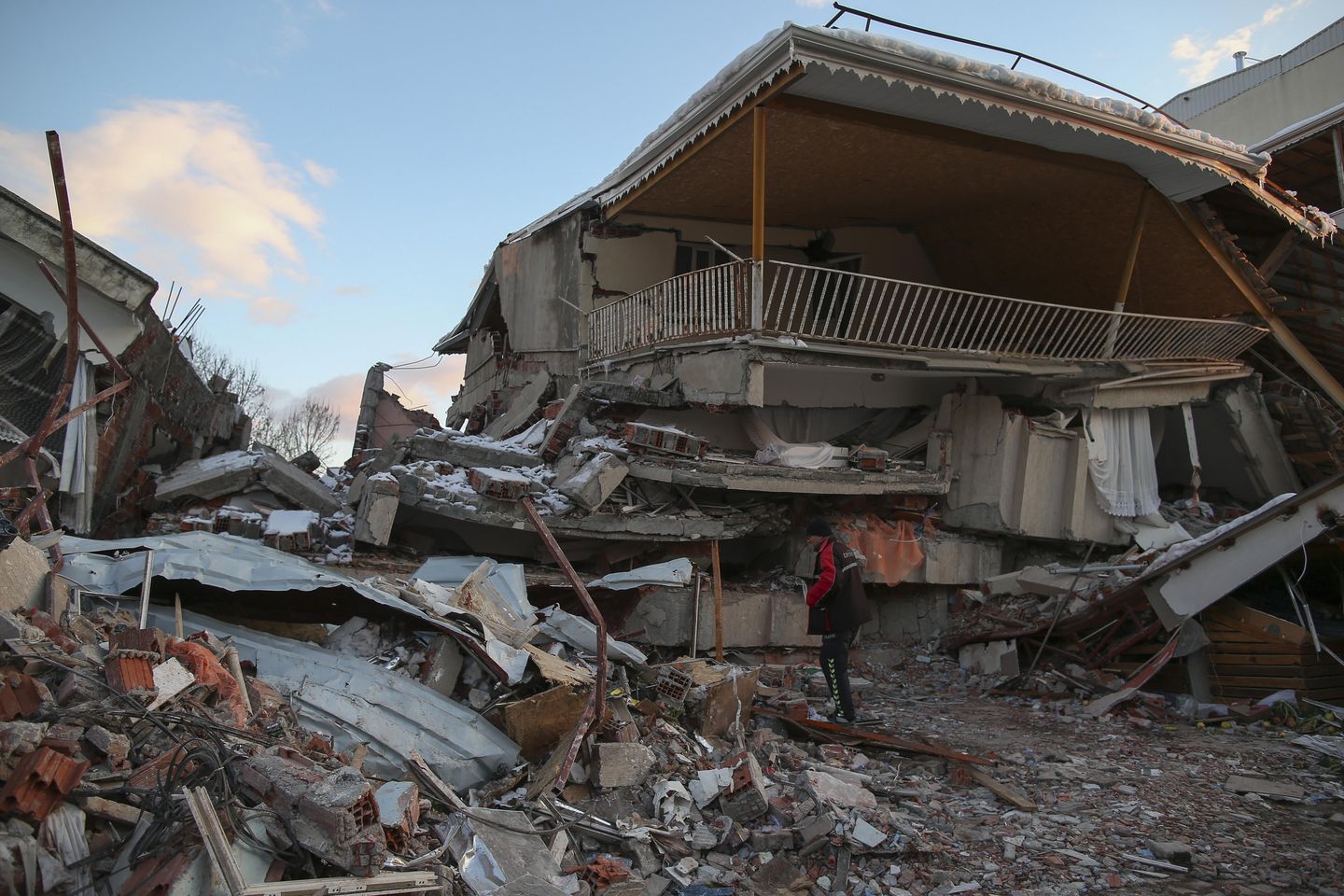 Türkiye, Suriye'de depremden sağ kurtulma mücadelesi verdi, ısınmaya doymadı