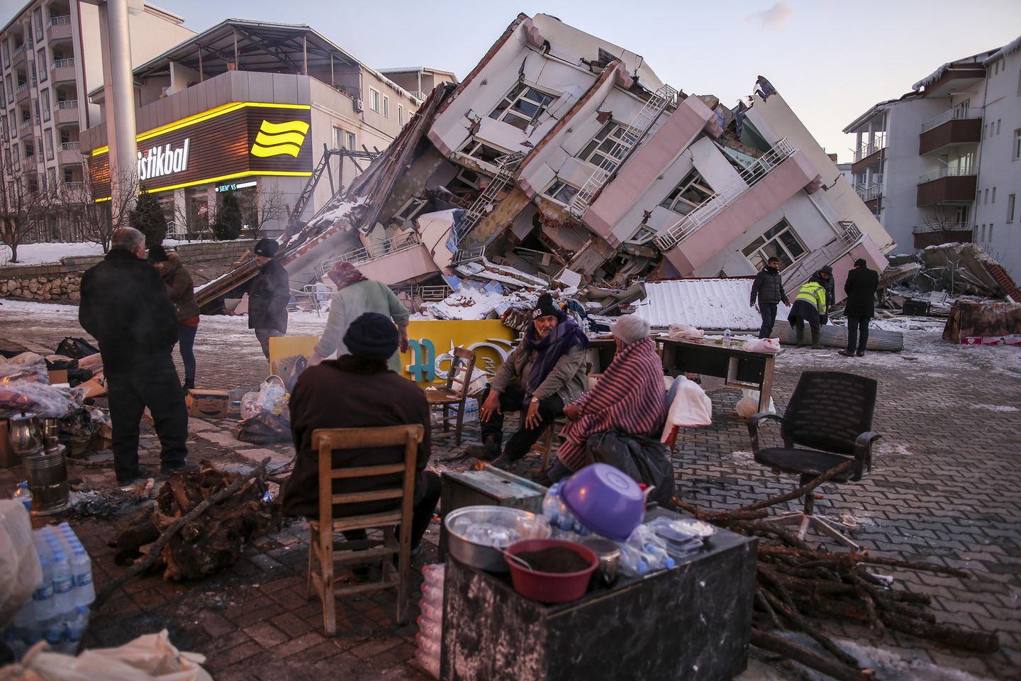 Türkiye'deki kurtarma çalışmaları deprem sonrasında rahatlama anları sunuyor