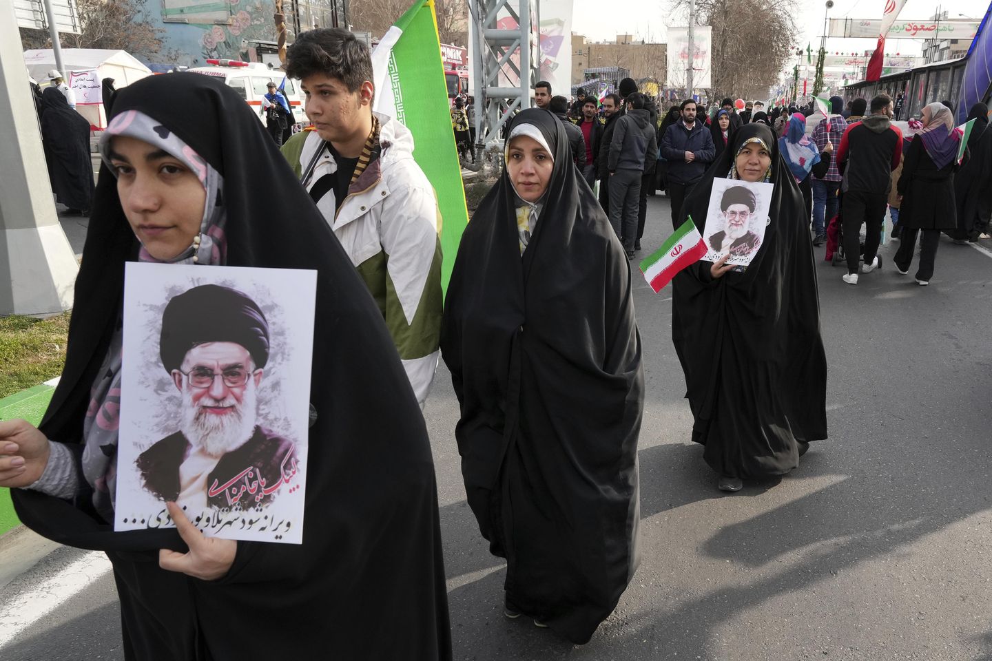 İran, protestolar arasında İslam Devrimi'nin yıldönümünü anıyor