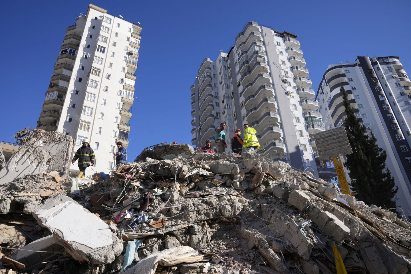 Türkiye, deprem ölümleri 33 bini geçtiği için inşaat müteahhitlerini gözaltına aldı