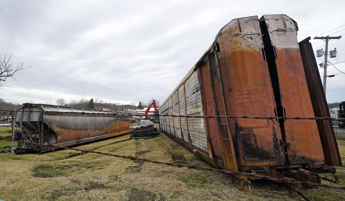 NextImg:Ohio town takes resident questions on derailment, chemicals