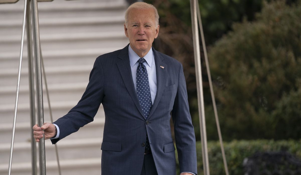 NextImg:Biden arrives at Walter Reed for long-delayed annual physical