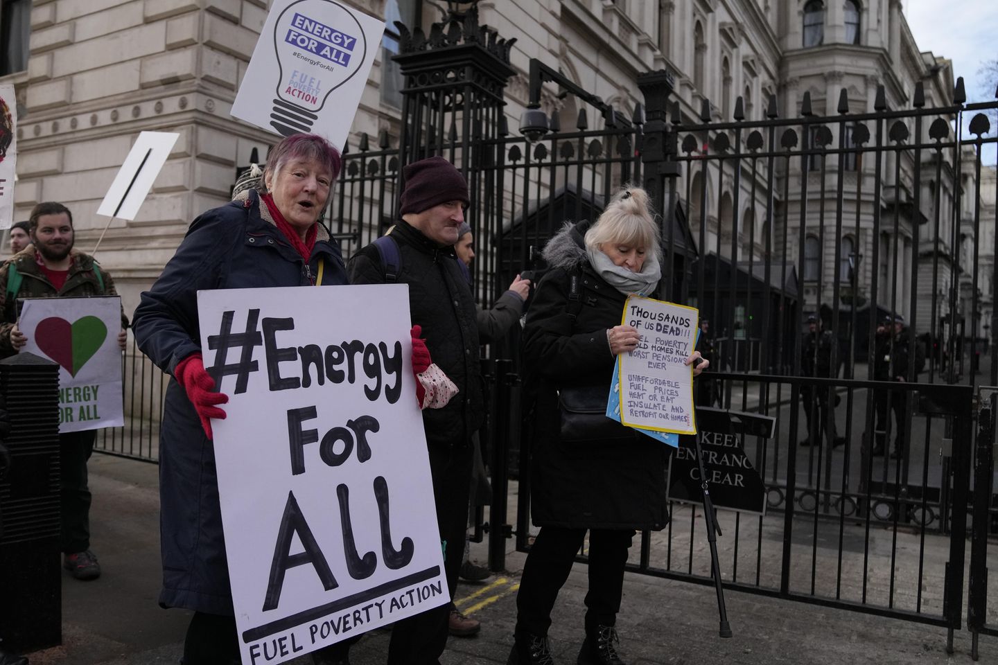 Yoksulluk karşıtı kampanyacılar, enerji devleri nakit toplarken öfkeleniyor