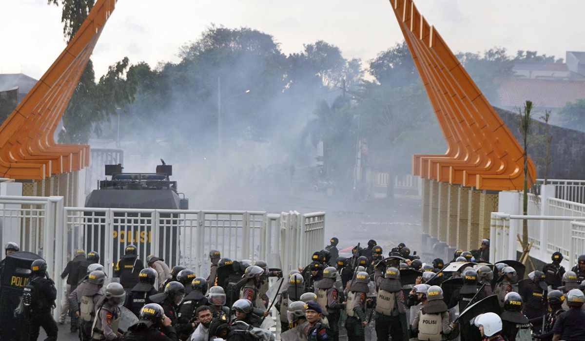 NextImg:Indonesian police fire tear gas to disperse soccer fans