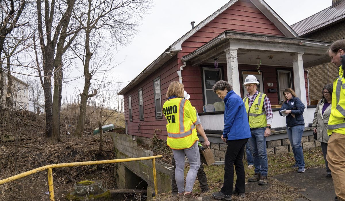 NextImg:White House defends response to toxic train derailment