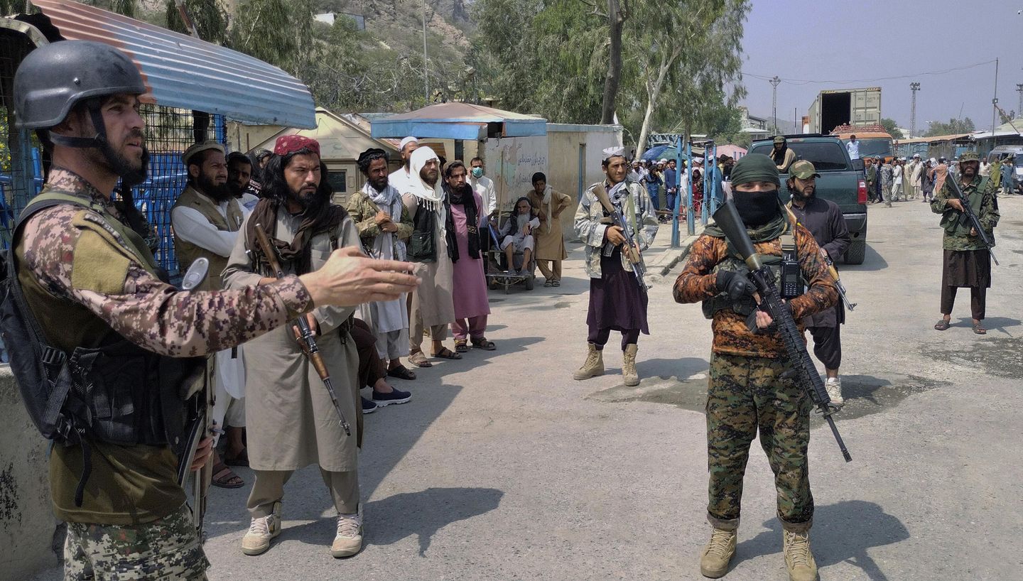 Pakistan Talibanı, kuzeybatıda 2 asker ve 2 militanın öldüğü saldırıyı üstlendi