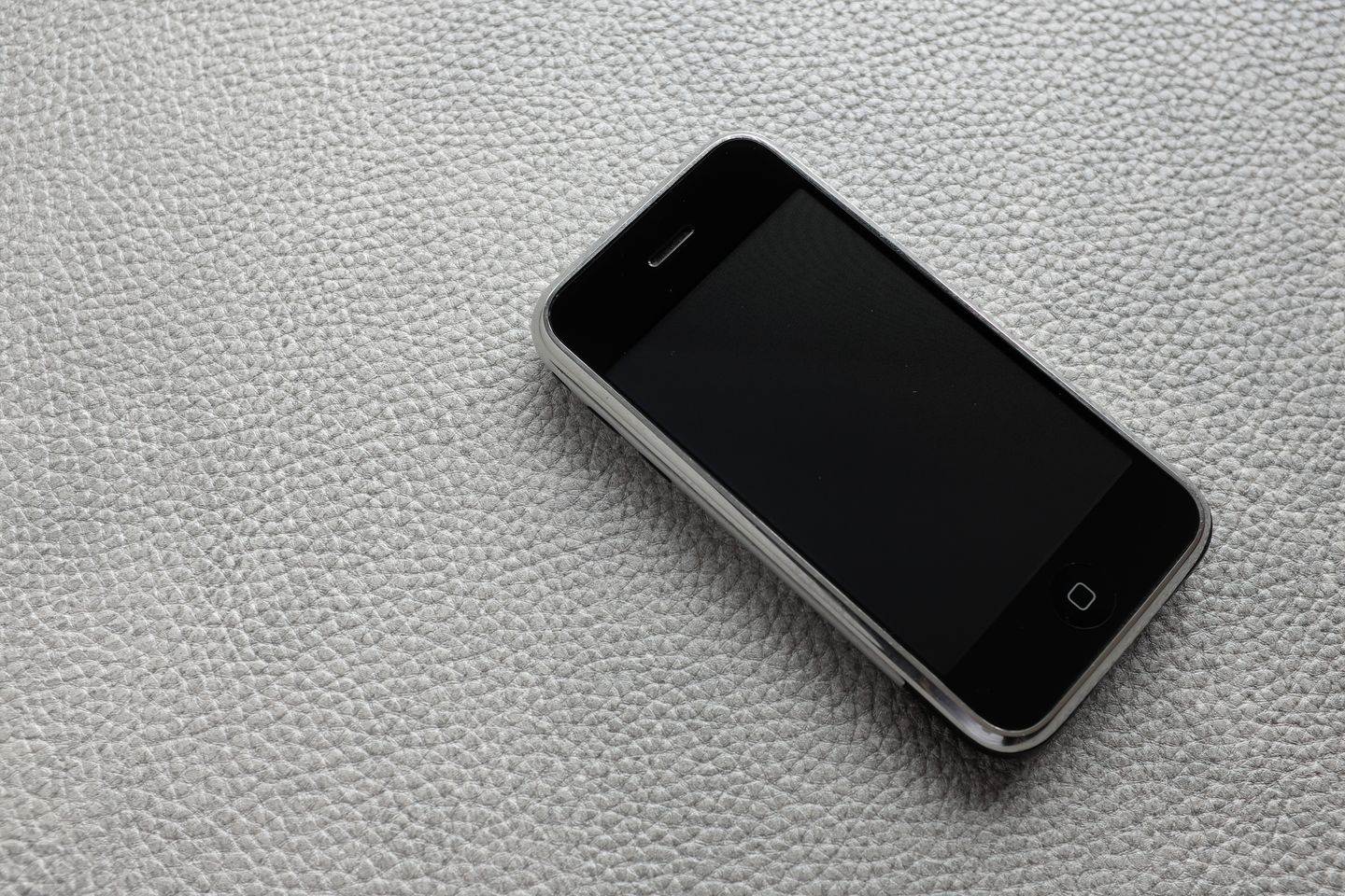 iPhone generasi pertama yang disegel pabrik dijual di lelang dengan harga lebih dari 100 kali lipat harga aslinya