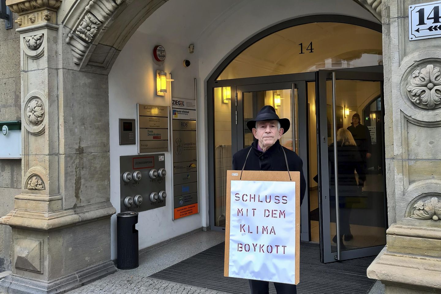 İklim aktivistleri Almanya'nın ulaşım politikalarını protesto ediyor