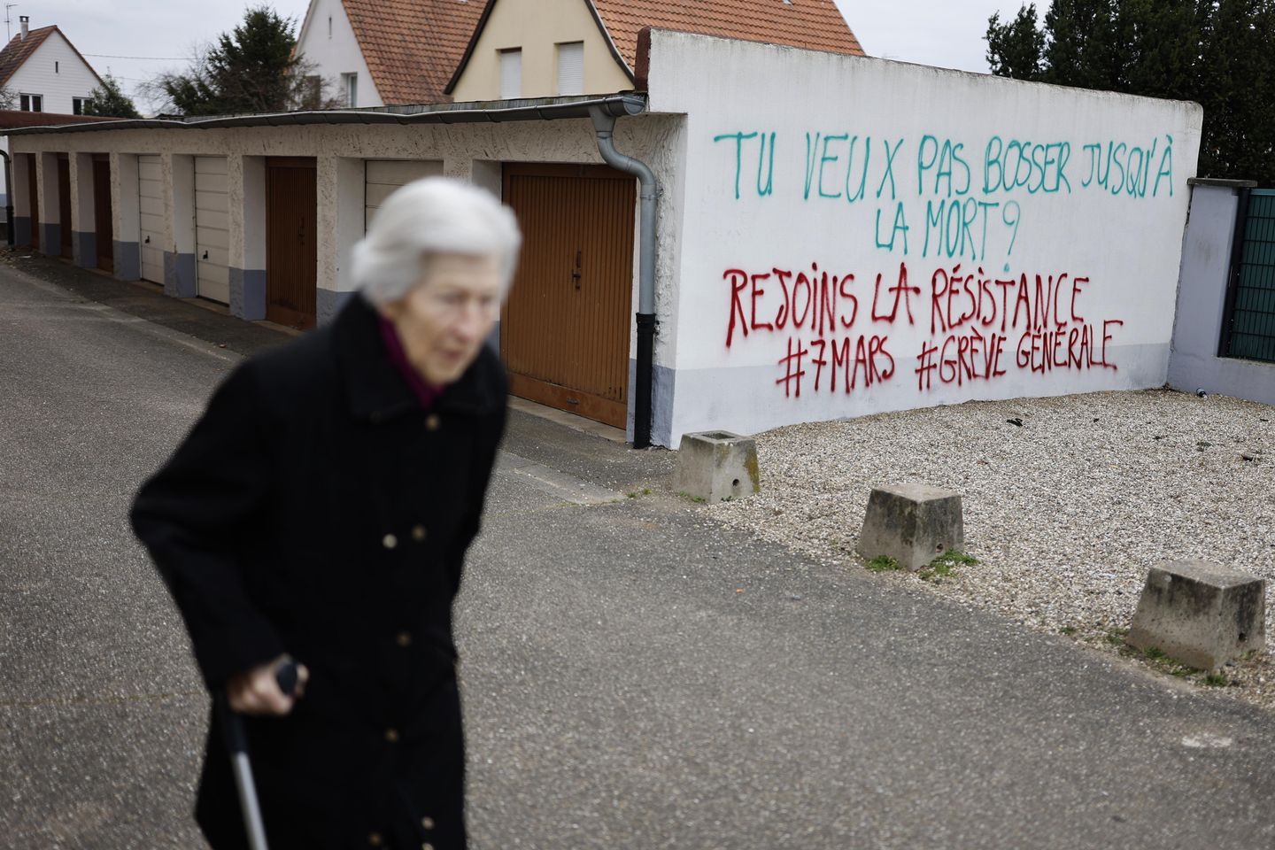 Sendikalar, emeklilik savaşının ortasında Fransa ekonomisini kapatma sözü verdi