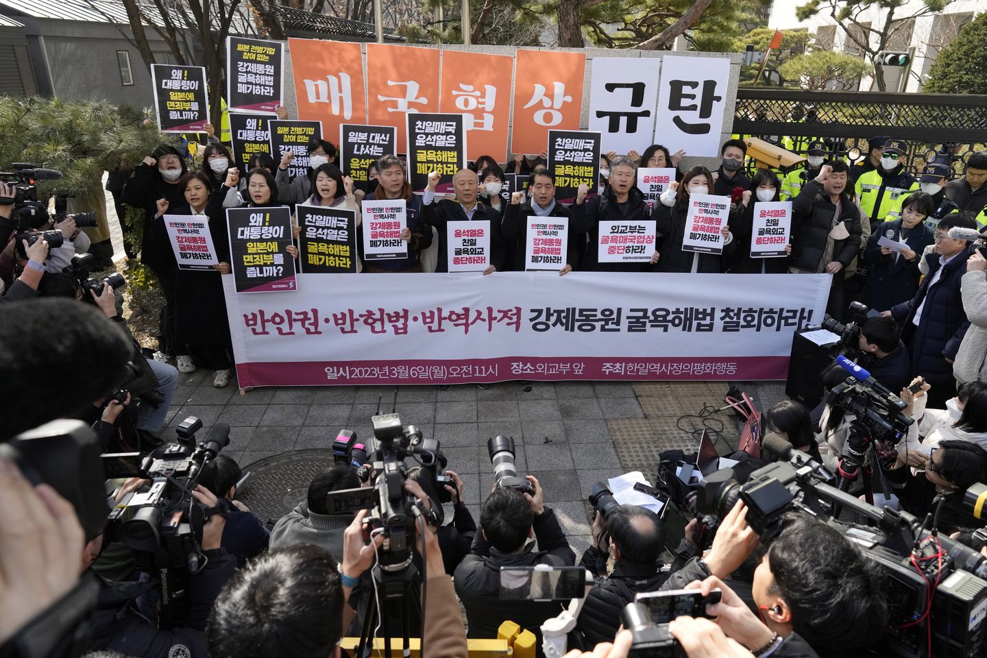 Güney Kore, zorla çalıştırma konusunda Tokyo ile uzun sürtüşmeyi iyileştirme planını açıkladı
