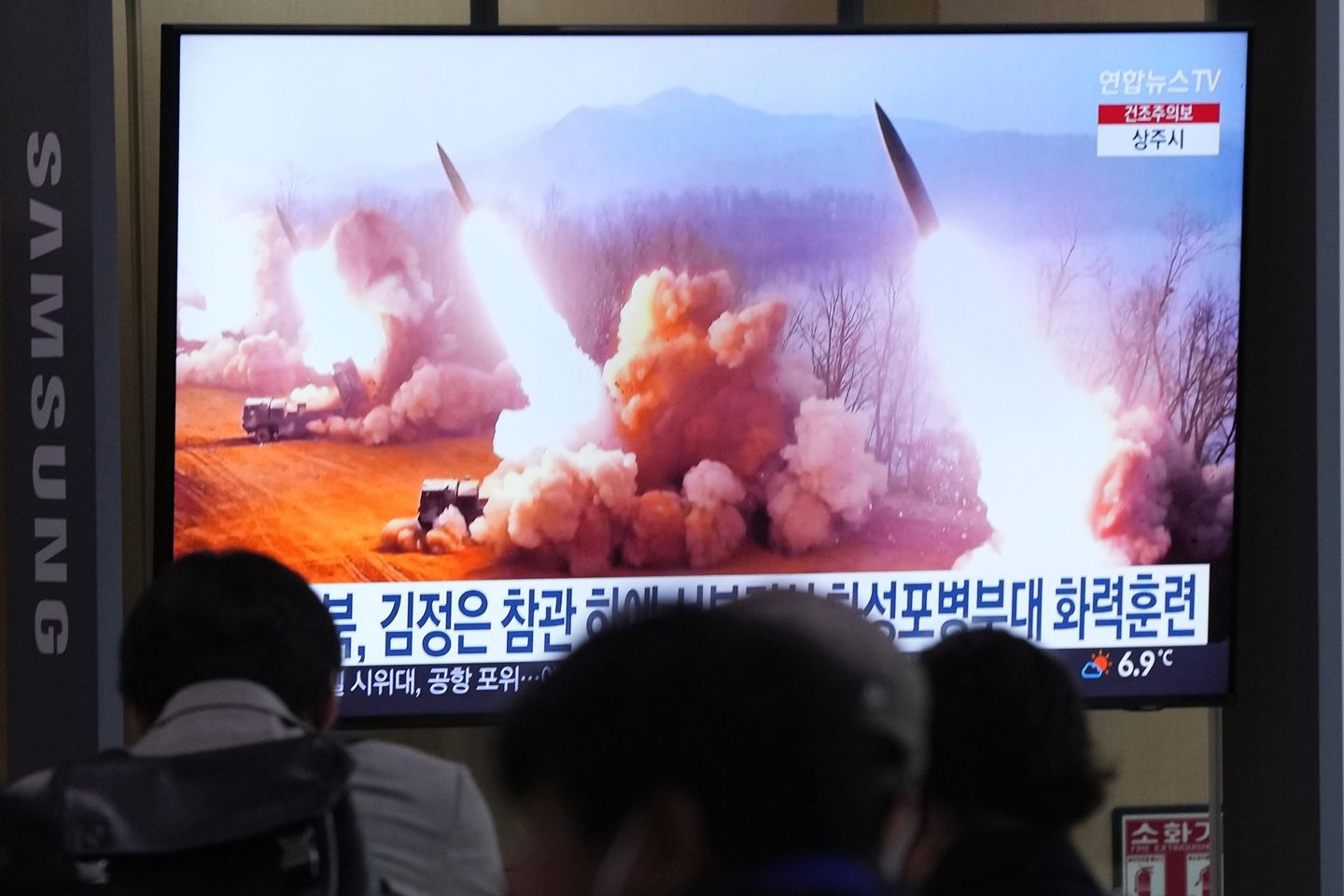 Kim Jong-un, Güney'e saldırı simülasyonu yapan Kuzey Kore birliklerini denetliyor