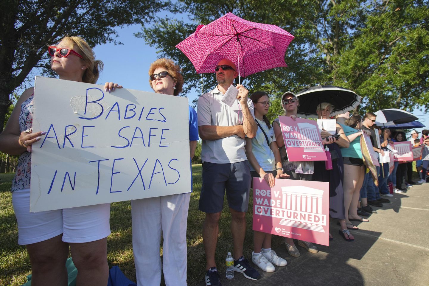 Wanita Texas menggugat kematian yang salah setelah membantu aborsi