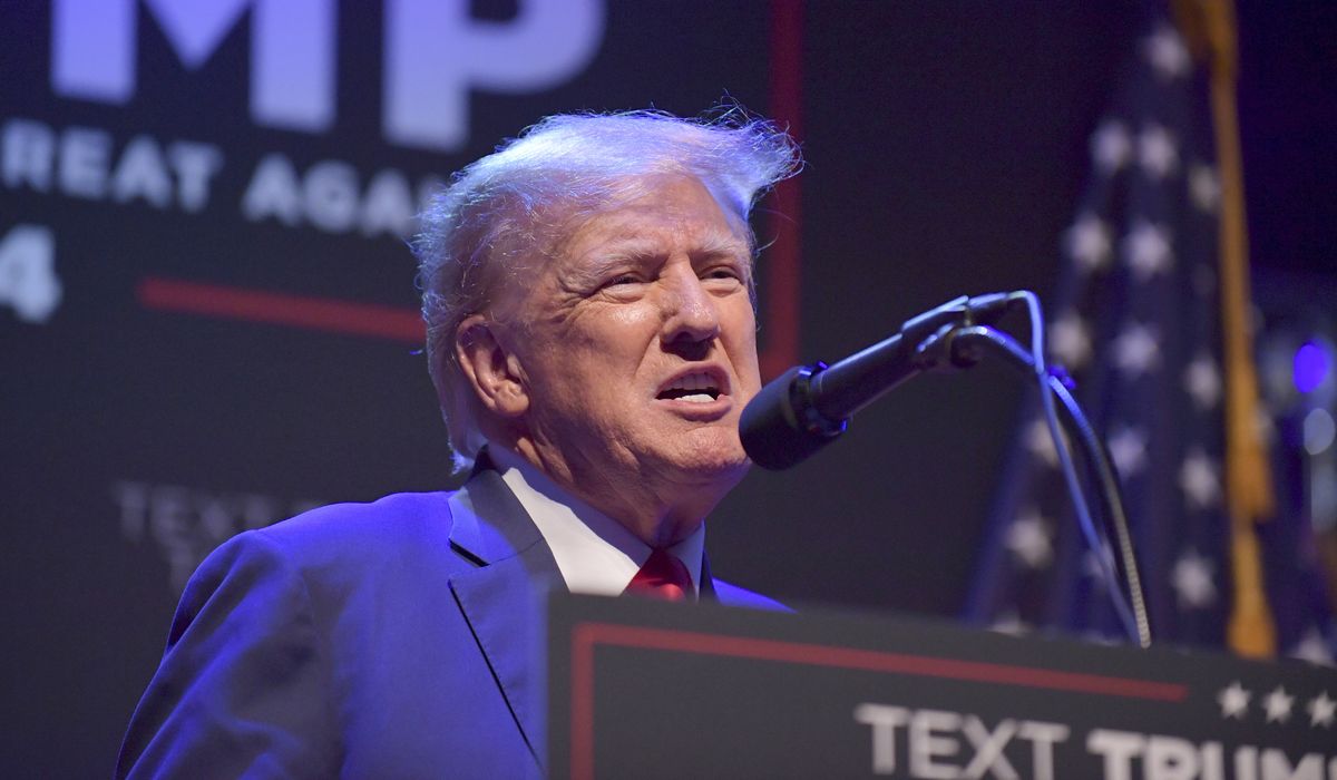 NextImg:Trump unleashes on DeSantis in Iowa stop