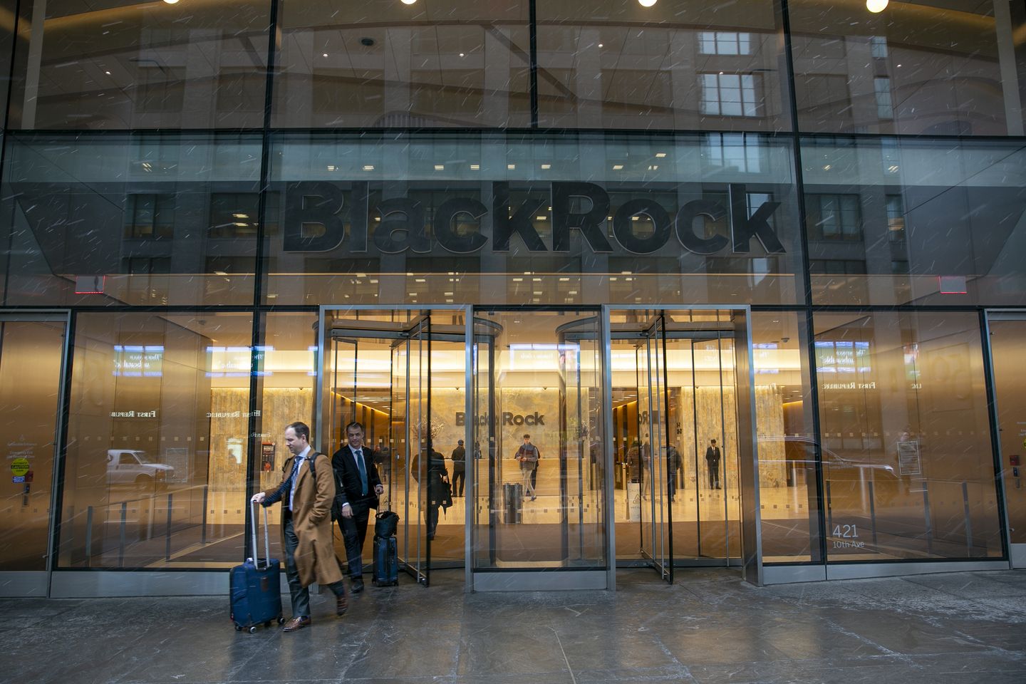 BlackRock mendinginkan nada ESG di tengah pukulan balik tetapi mempertahankan strategi investasi iklim