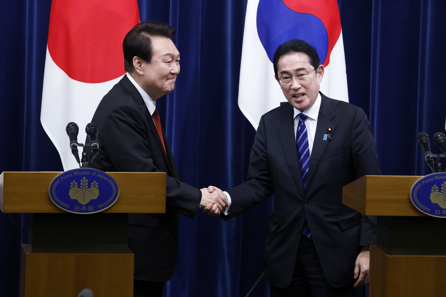 Japon ve Koreli liderler Tokyo zirvesinde yıpranan bağları onarmak için harekete geçti