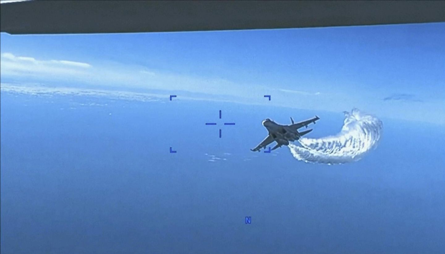 Video yang tidak diklasifikasikan menunjukkan jet tempur Rusia membuang bahan bakar, bertabrakan dengan drone AS
