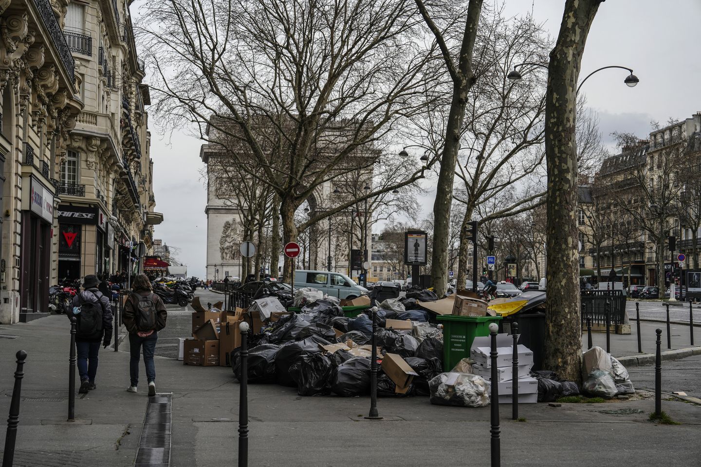Paris çöp toplayıcıları sokaklarda çöp sıraları olarak greve devam ediyor