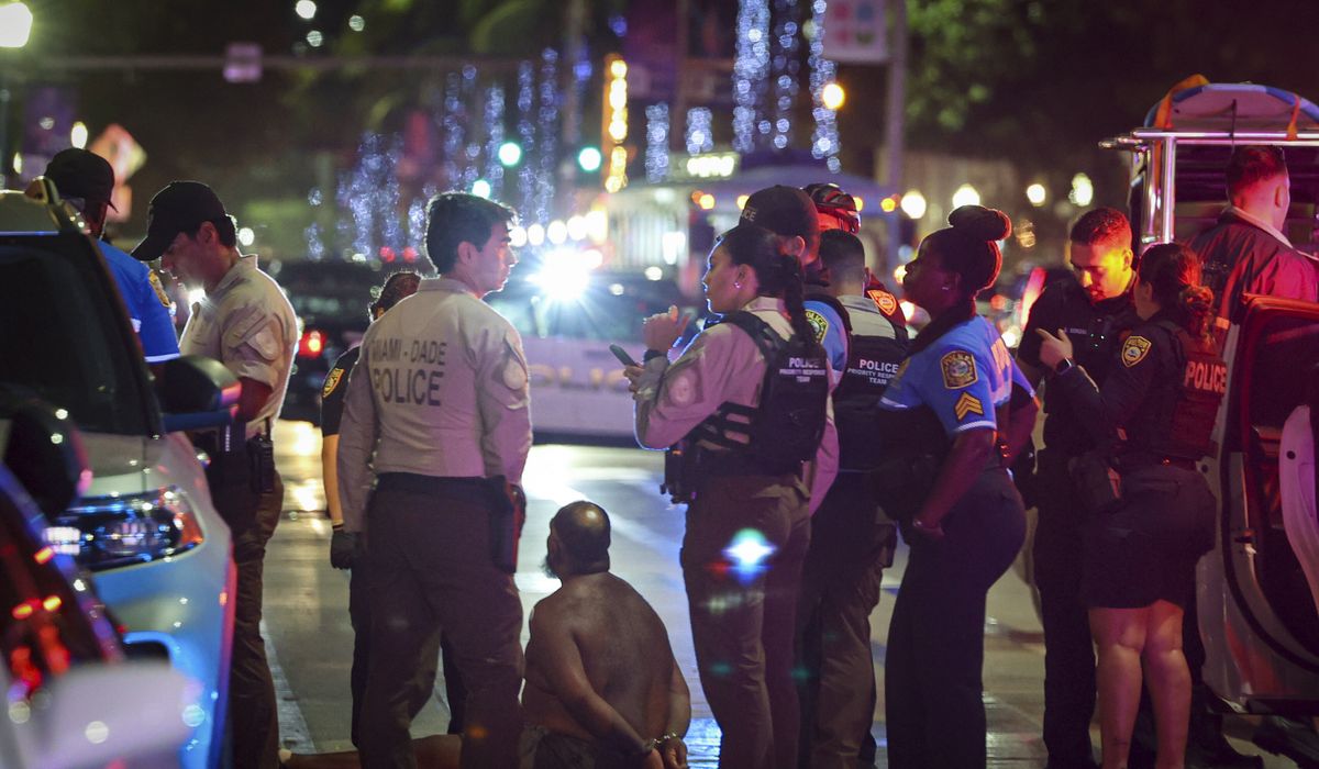 NextImg:1 dead, 1 hurt in shooting during Miami Beach spring break