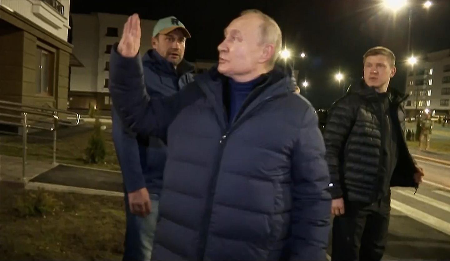 Putin, işgal altındaki Ukrayna kentine ilk ziyaretini Mariupol'da durdurarak yaptı