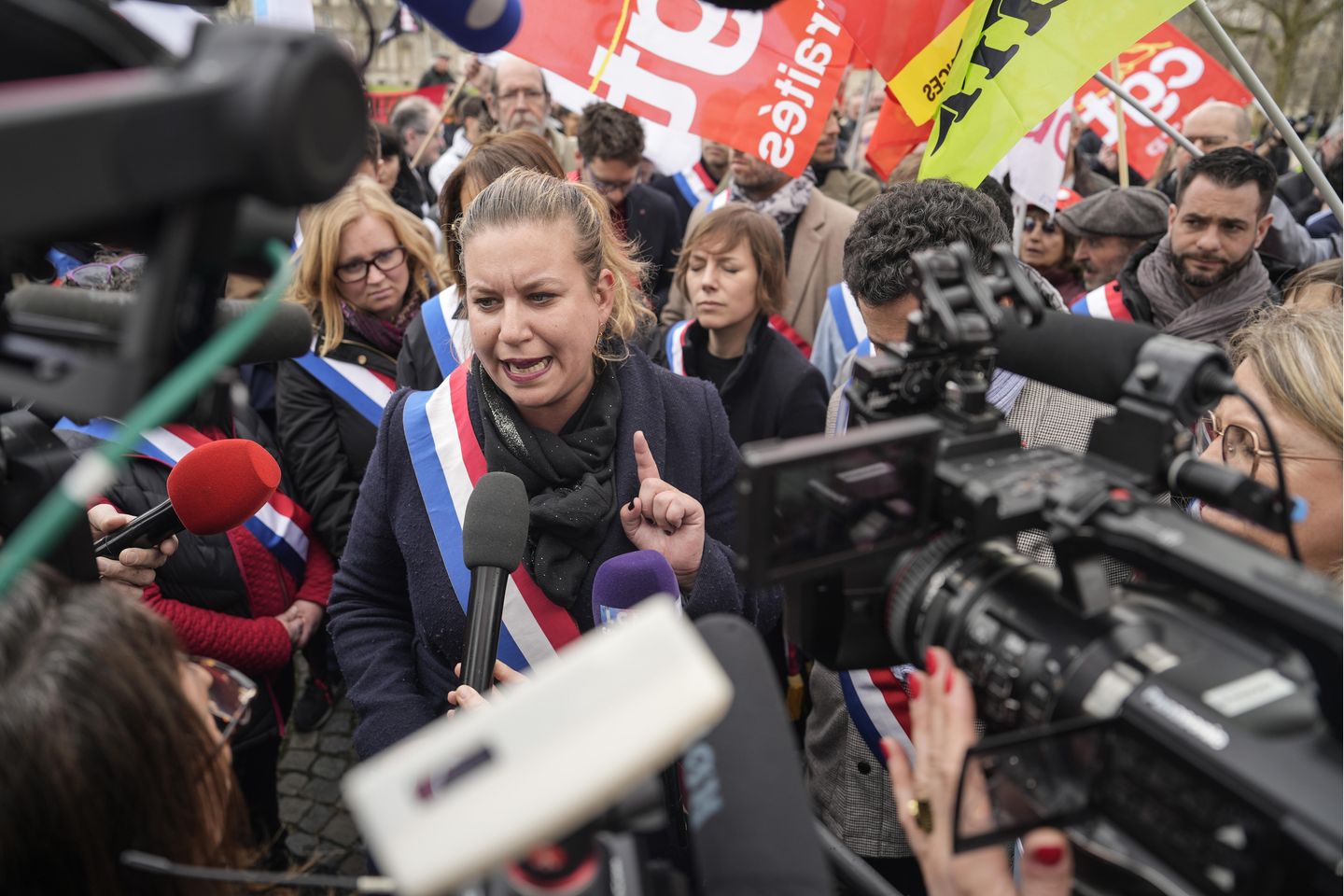 Fransız hükümeti 2 gensoru önergesinden sağ çıkmak için mücadele ediyor