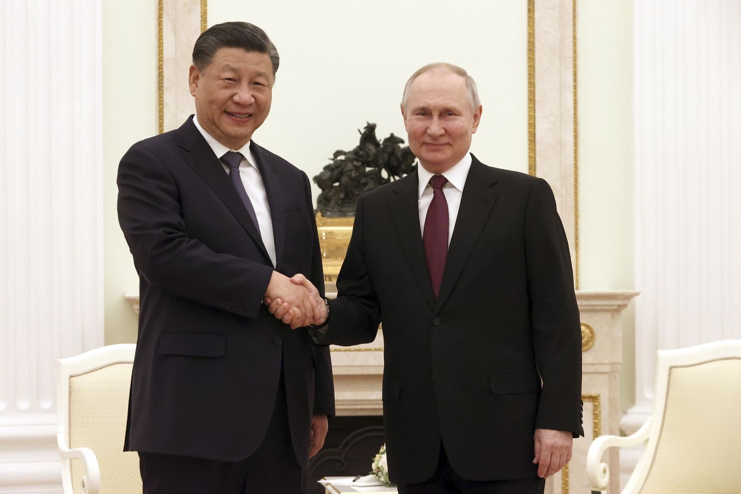 Soğuk Savaş 2.0 -- Rusya Devlet Başkanı Vladimir Putin, Çin Devlet Başkanı Xi Jinping için kırmızı halı seriyor