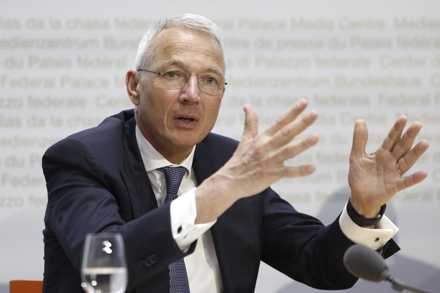 Credit Suisse ve UBS hisseleri, devralma duyurusunun ardından düştü