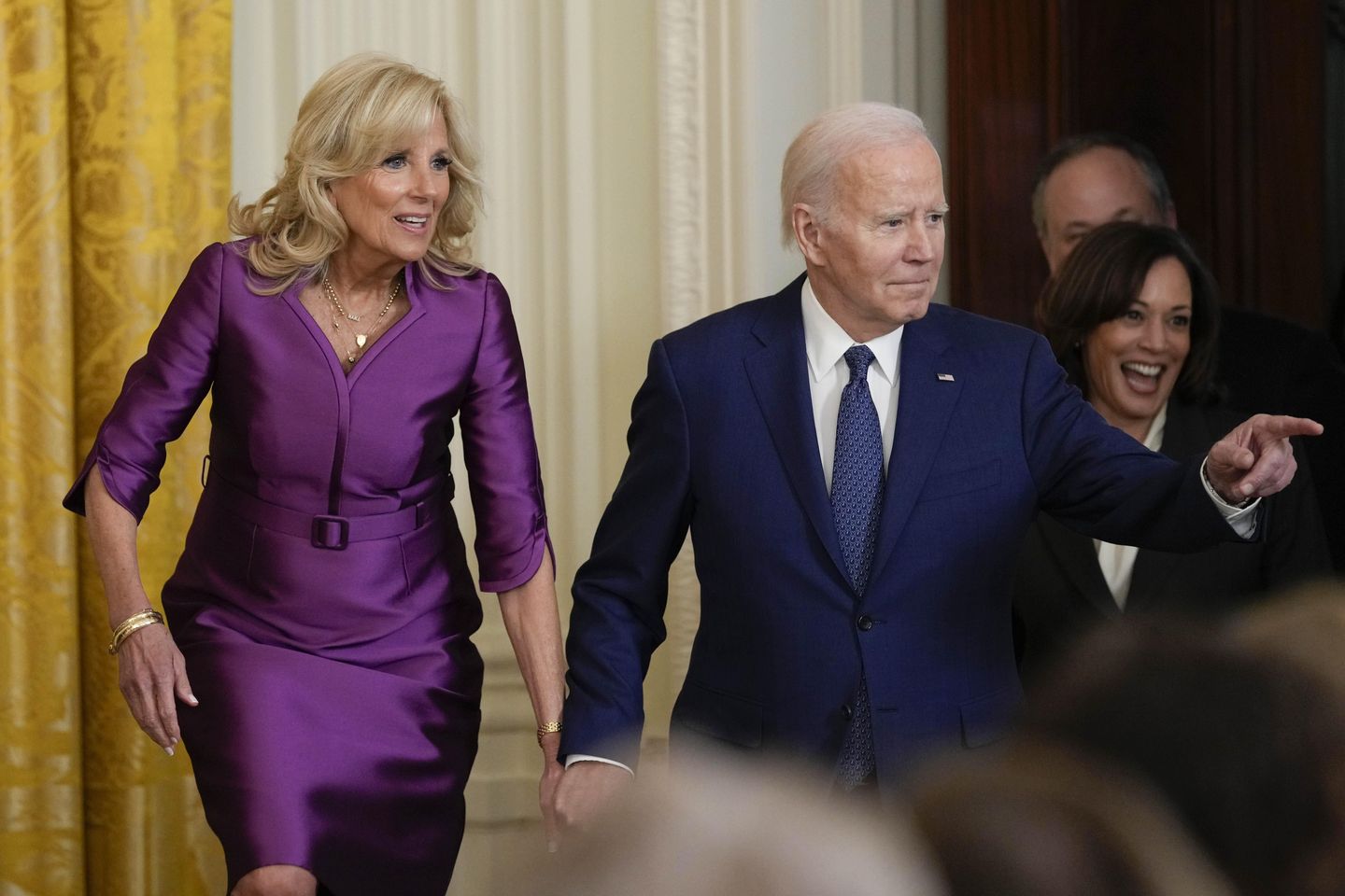 Joe Biden tersandung pada perkenalan istri di acara sejarah wanita: ‘wanita penuh waktu pertama’