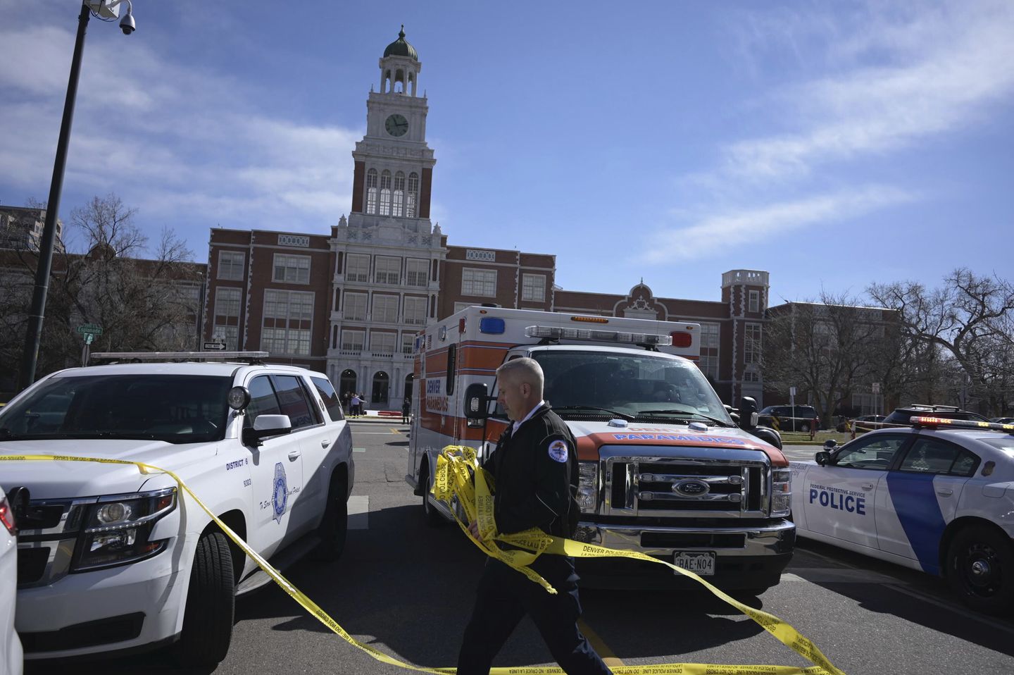 Polisi Denver mencari siswa sekolah menengah yang menembak dua administrator