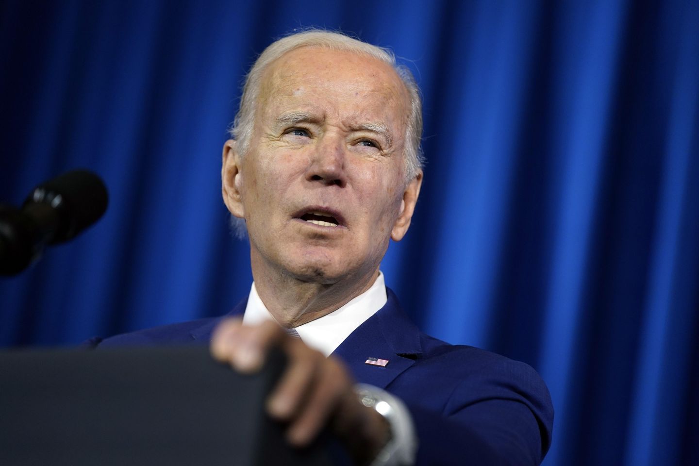 Persetujuan Joe Biden turun mendekati titik terendah: jajak pendapat AP-NORC