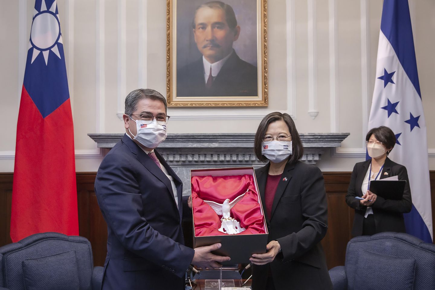 Honduras Çin ile bağlarını değiştirirken Tayvan büyükelçisini geri çağırdı