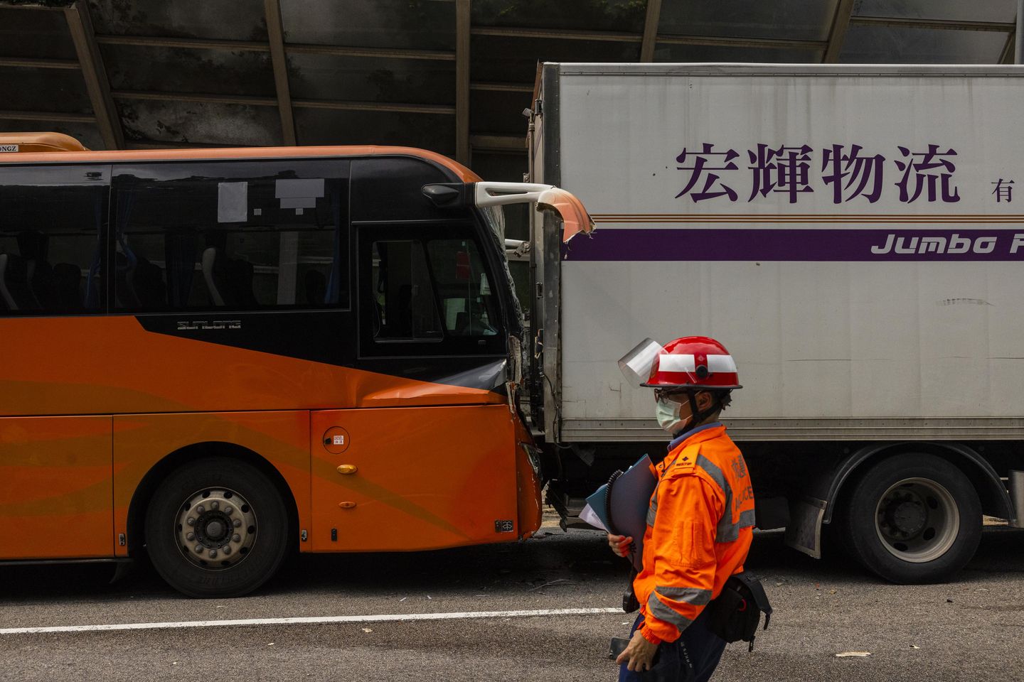Kecelakaan lalu lintas Hong Kong menyebabkan sekitar 70 orang terluka