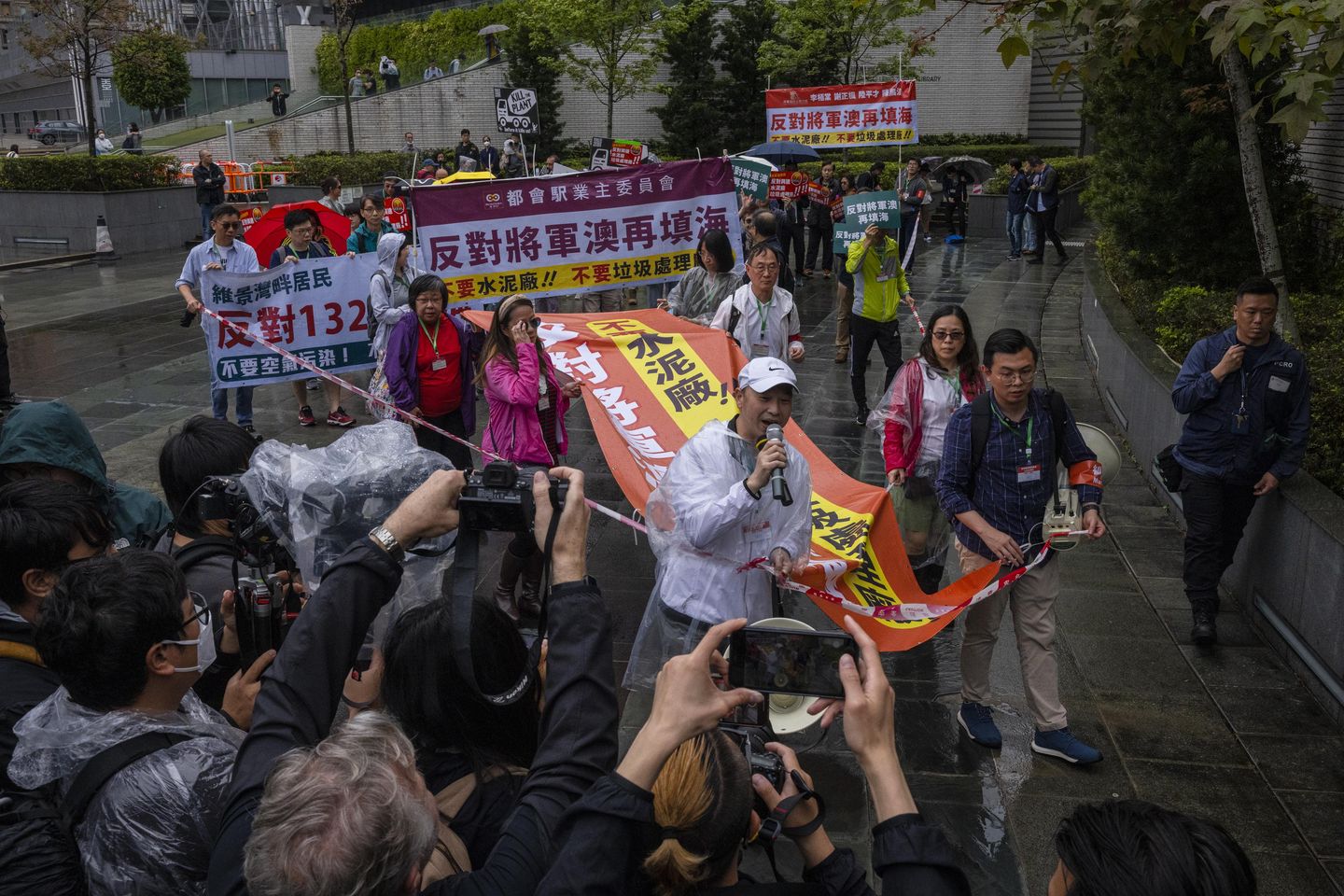 Warga Hong Kong mengadakan protes pertama dalam beberapa tahun di bawah aturan ketat