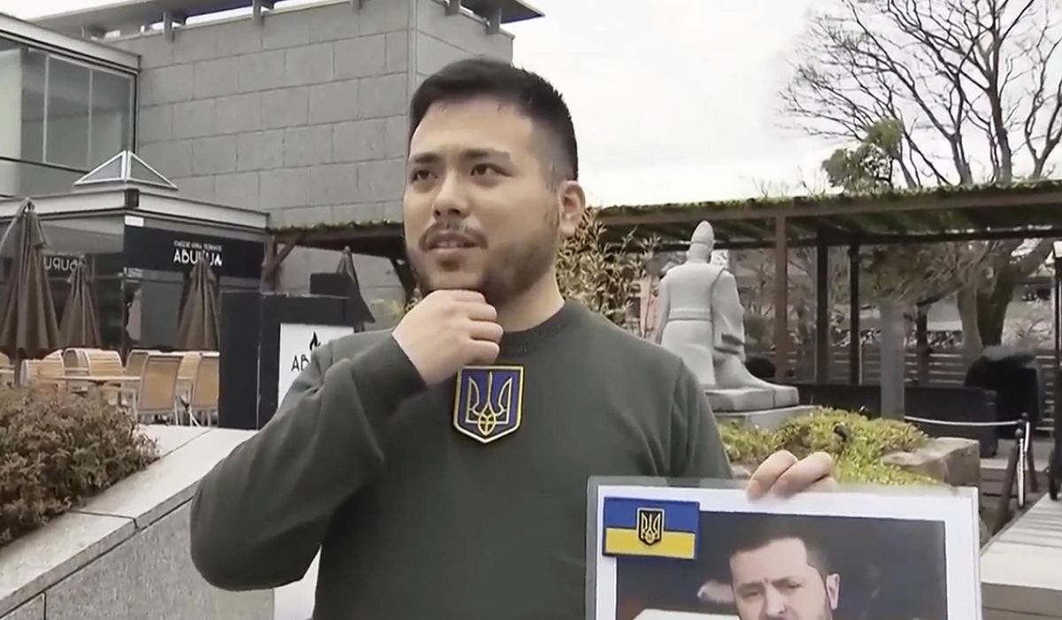 NextImg:Japanese student goes to graduation dressed like Zelenskyy