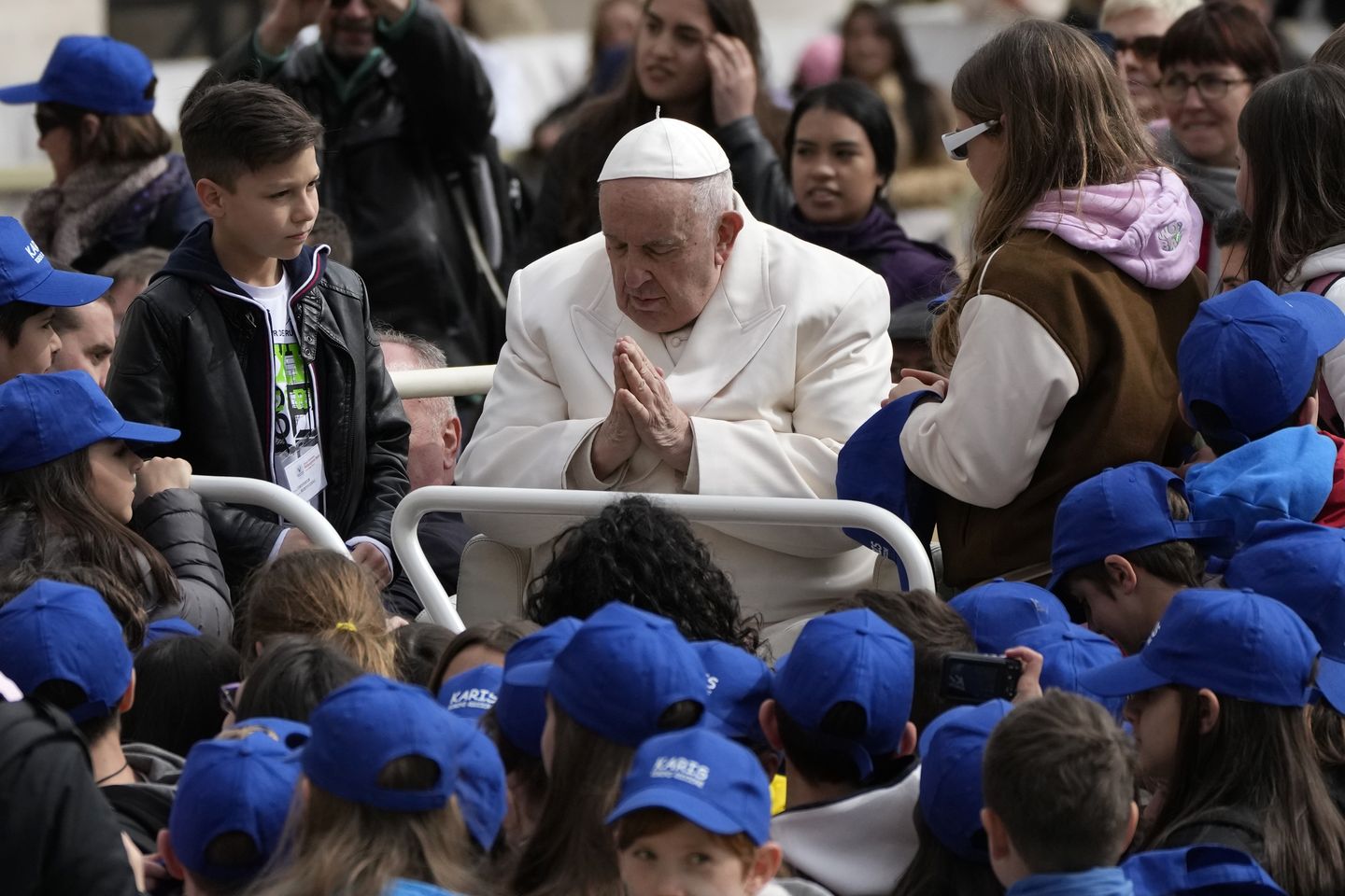 Göğüs ağrısı ve enfeksiyon nedeniyle Roma'da hastaneye kaldırılan Papa Francis, 'birkaç gün' kalacak