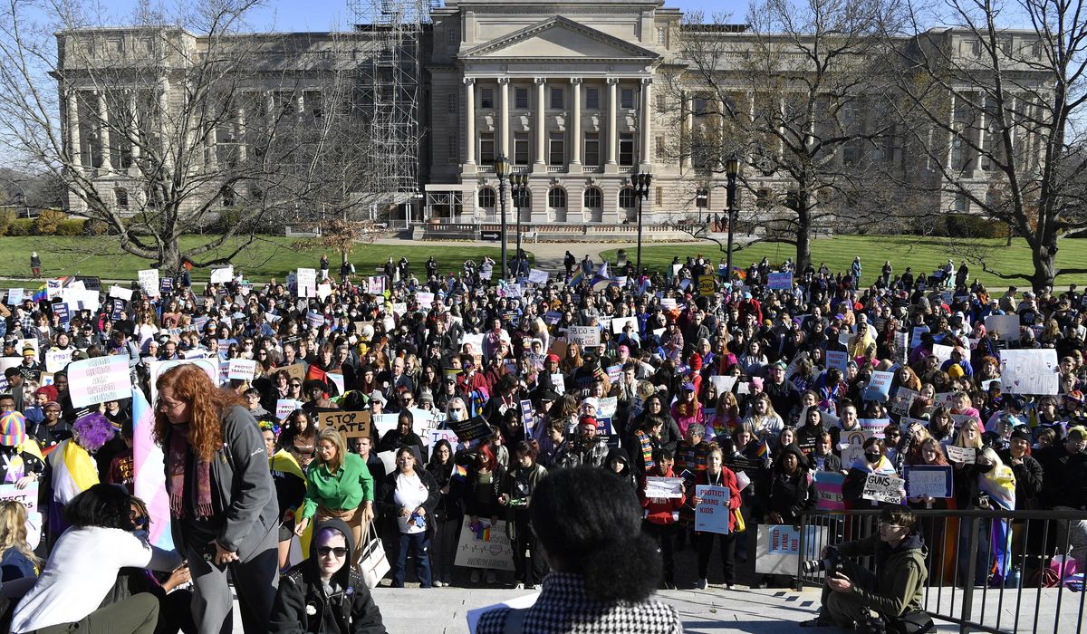 NextImg:Transgender bill spurs competing rallies at Kentucky Capitol