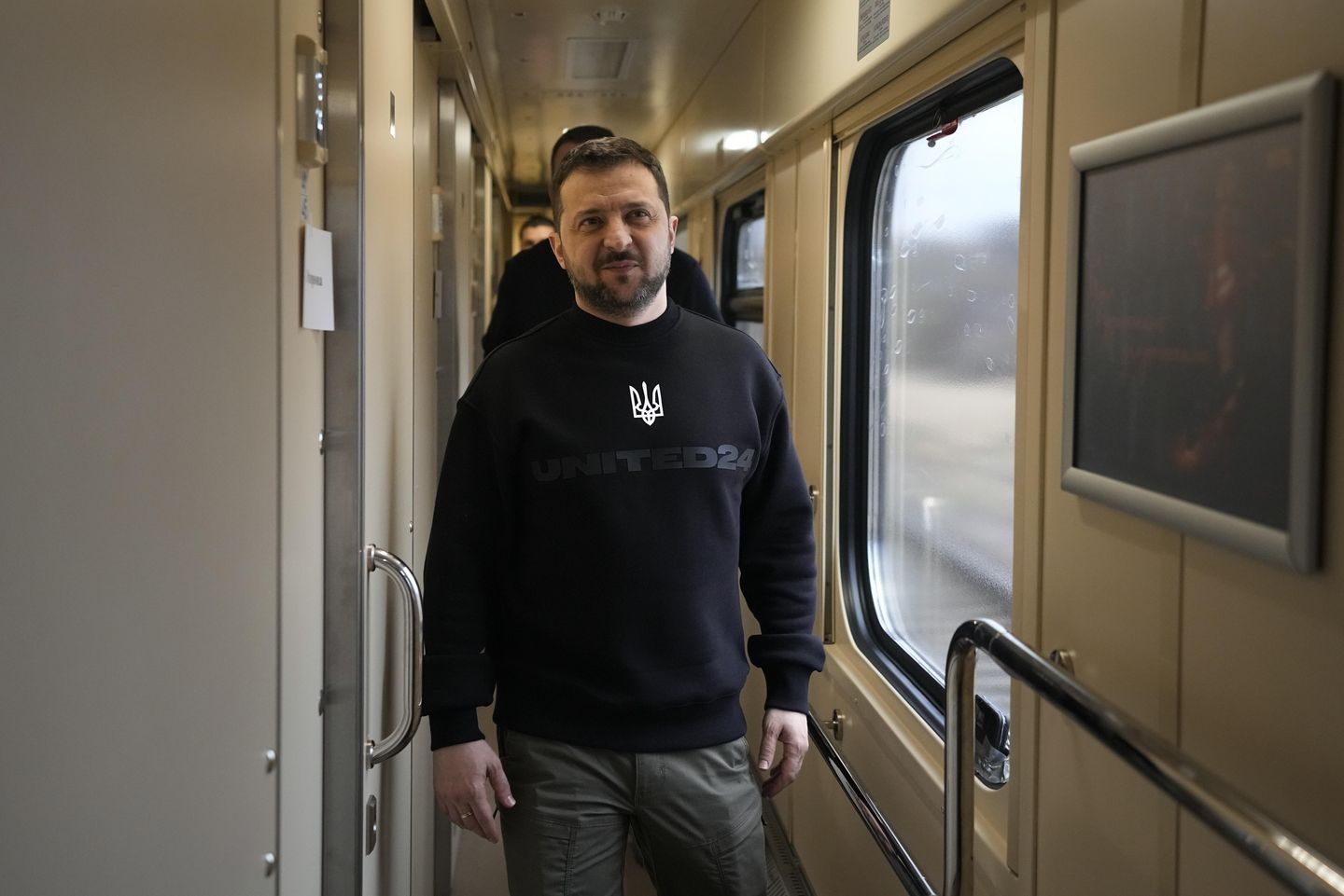 Demiryolu ile Ukrayna: Zelenskyy'nin bir ulusu ayakta tutma çabalarının içinde
