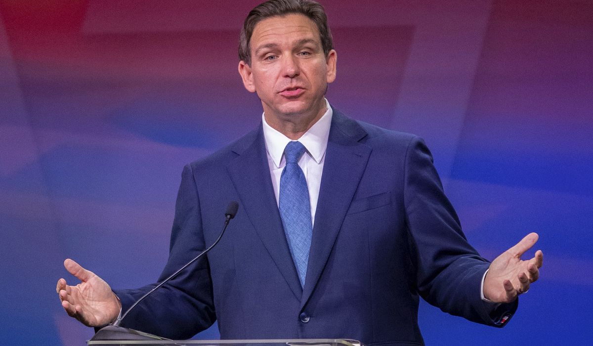 NextImg:N.Y. Trump supporters crash Ron DeSantis book tour