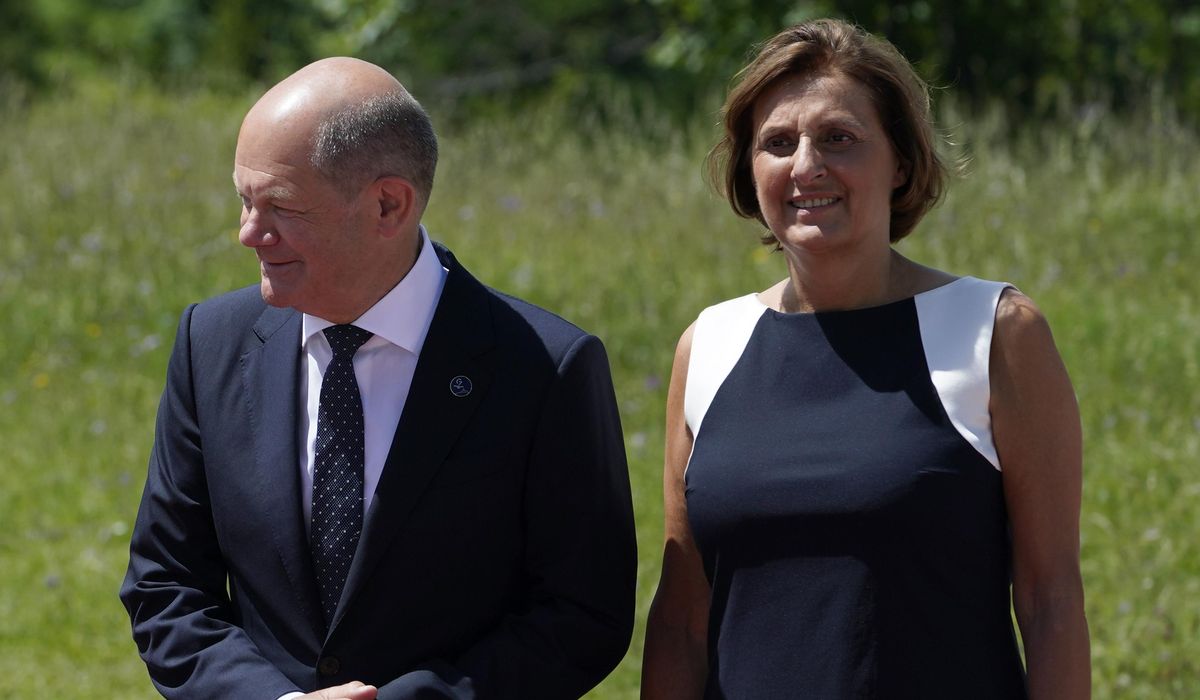 NextImg:Scholz’s wife steps down as minister in German state
