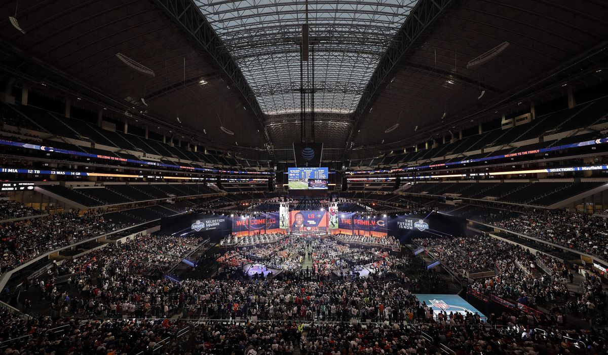 NextImg:Dallas Cowboys stadium employee accused of taking cash to let in ticketless fans