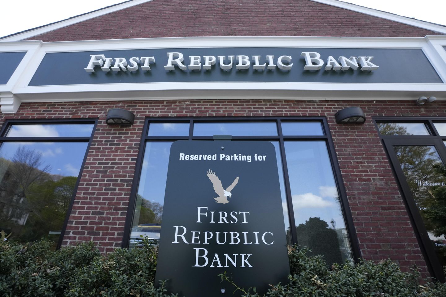 1,000 jobs cut at First Republic one month after acquired by JP Morgan Chase