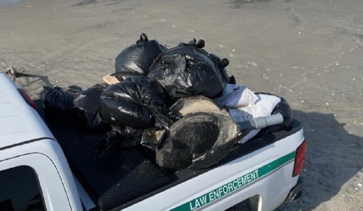 NextImg:Navy probing debris that washed up in North Carolina, agencies cleaning 25 miles of shoreline